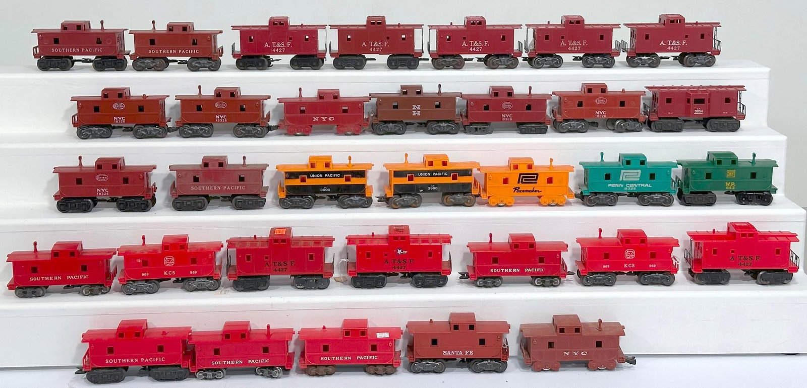Marx Postwar O Gauge Assorted 8 Wheel Cabooses and some 4 Wheel Cabooses: Marx Postwar O Gauge Assorted 8 Wheel Cabooses and some 4 Wheel Cabooses, each in C6 to C7. Due to the size and volume of this Lot, it will be costly to ship. There are no trains in this Lot. This is