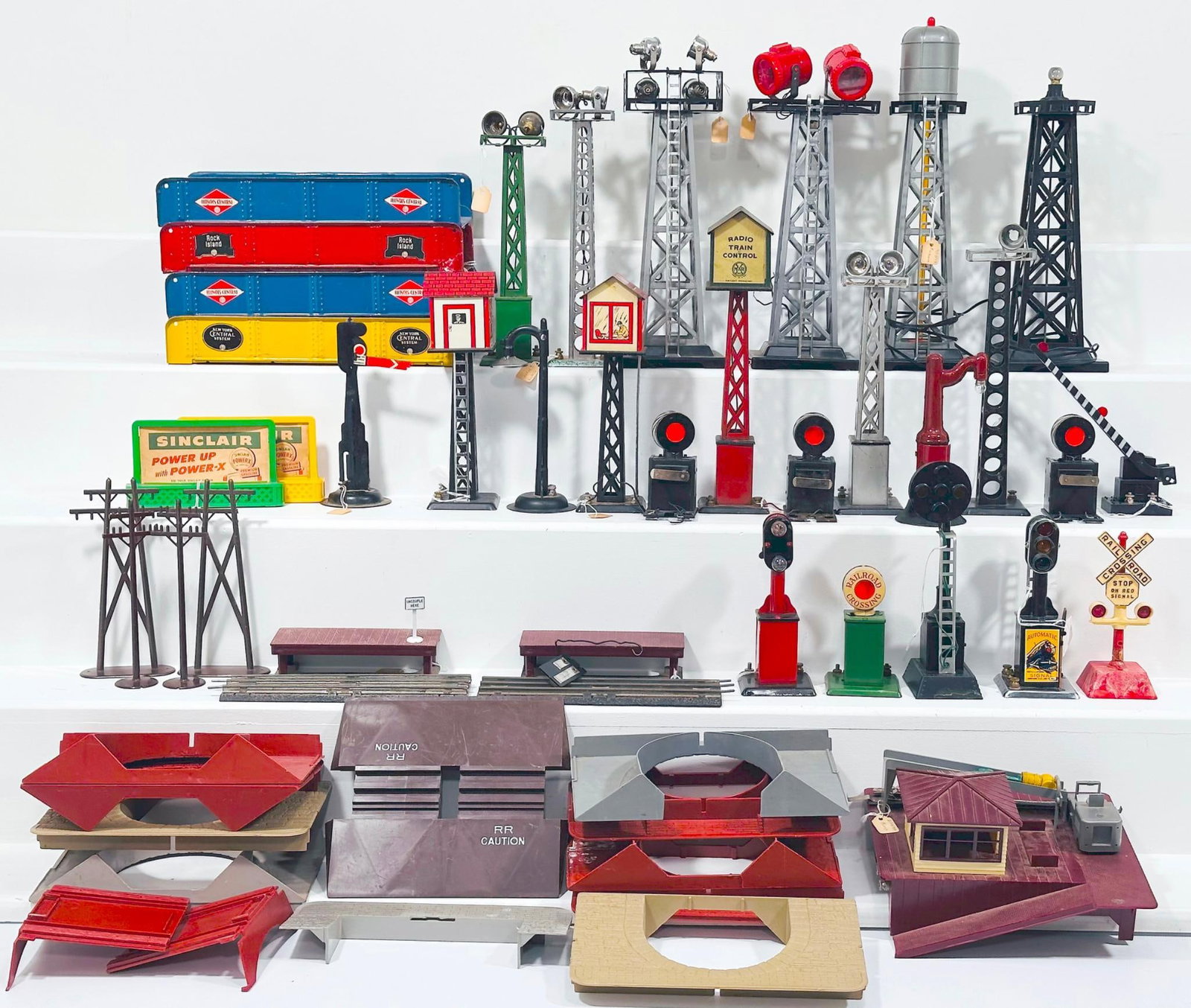 Marx Postwar O Gauge Assorted Beacons and Towers-Assorted Girder Bridges-Assorted Signals and Lights: Marx Postwar O Gauge Assorted Beacons and Towers - Assorted Girder Bridges - Assorted Signals and Lights, each in C6 to C7. Due to the size and volume of this Lot, it will be costly to ship. There are