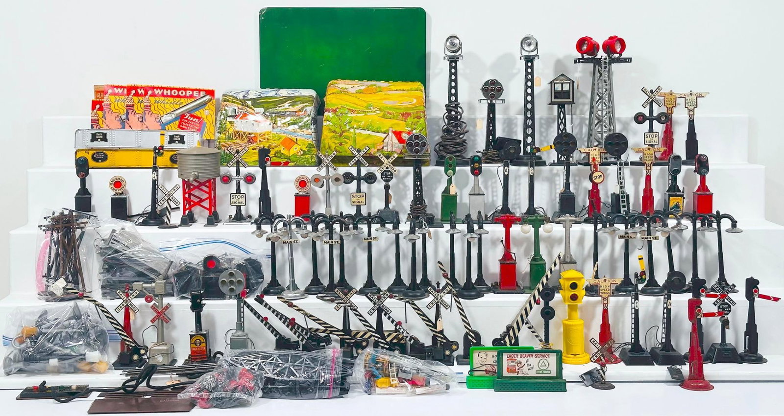 Marx Postwar O Gauge Assorted Flood Lights-Assorted Semaphores and Railroad Signals (1 of 4)