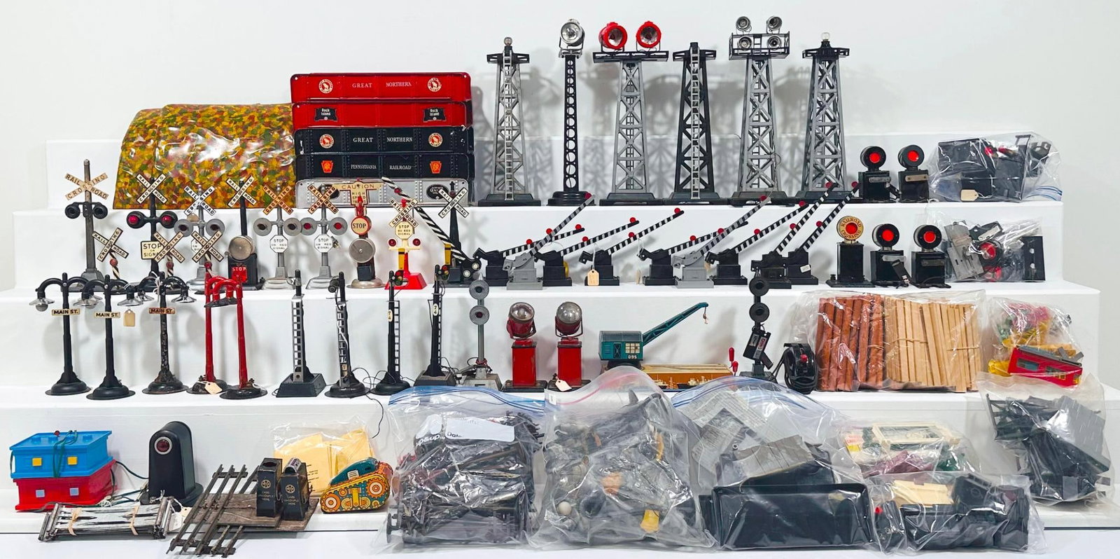 Marx Postwar O Gauge Assorted Girder Bridges - Assorted Tunnels - Assorted Floodlight Towers (1 of 4)