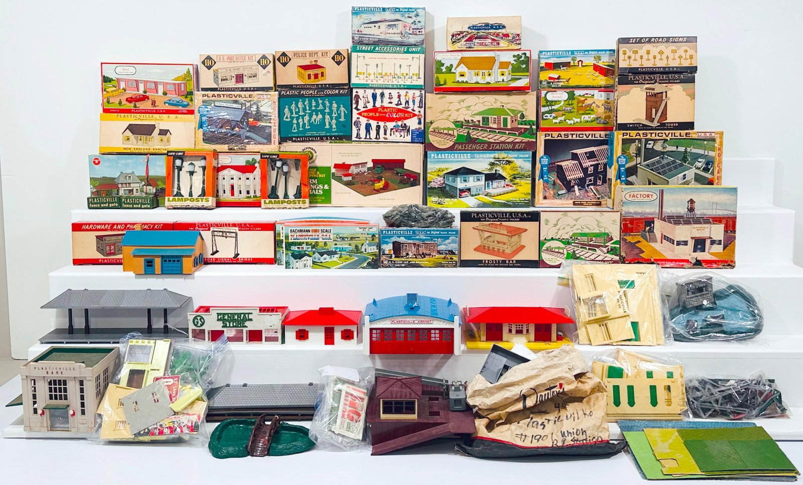 Plasticville/Bachmann Postwar O Gauge Structures and Structure Kits: Plasticville/Bachmann Postwar O Gauge Structures and Structure Kits, in C7 to C8. Due to the size and volume of this Lot, it will be costly to ship. There are no trains in this Lot. This is a General 