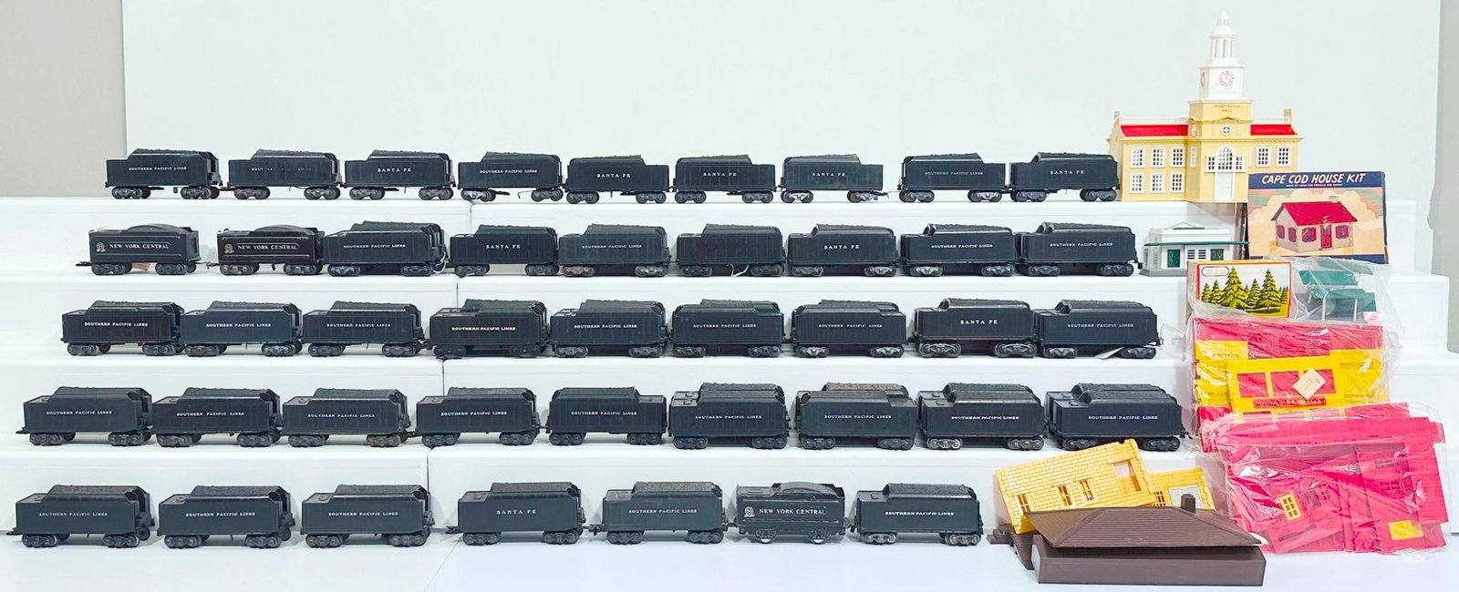 Marx Postwar O Gauge Assorted 8 Wheel Tenders and some Structures (1 of 4)