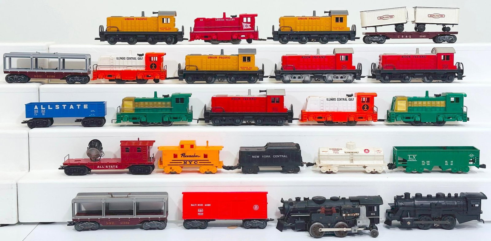 Marx Postwar O Gauge Assorted Plastic Freight Cars-Assorted Plastic Diesel Switchers (1 of 3)