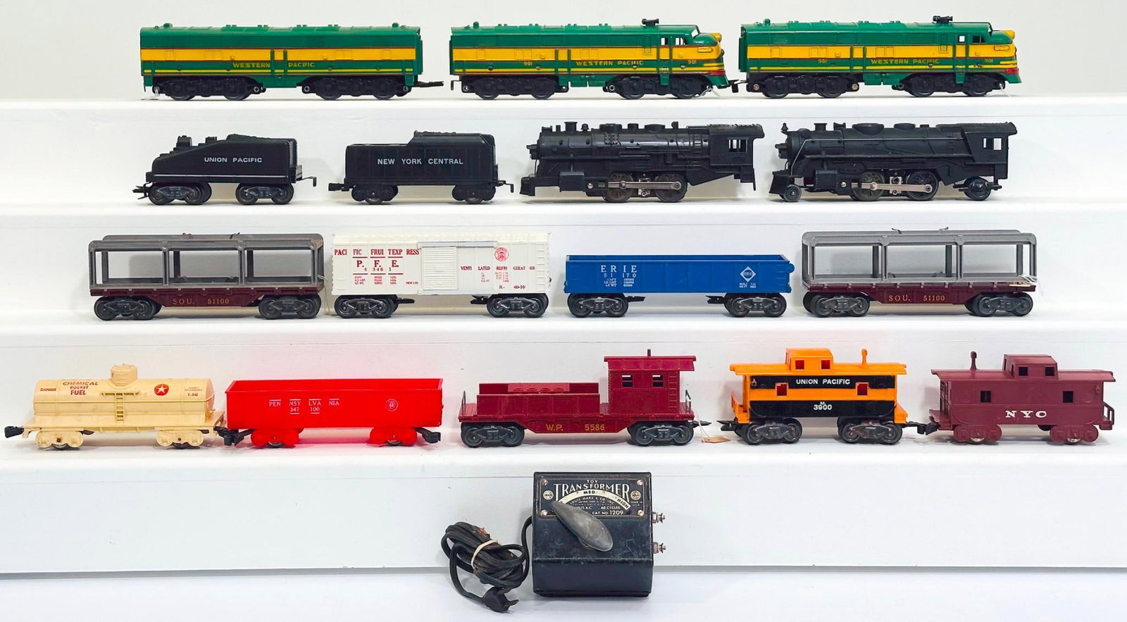 Marx Postwar O Gauge A-B-A Western Pacific Diesel Units-Assorted Locomotives and Tenders: Marx Postwar O Gauge A - B - A Western Pacific Diesel Units - Assorted Locomotives and Tenders - Assorted Plastic Freight Cars, in C6 to C7. Due to the size and volume of this Lot, it will be costly t