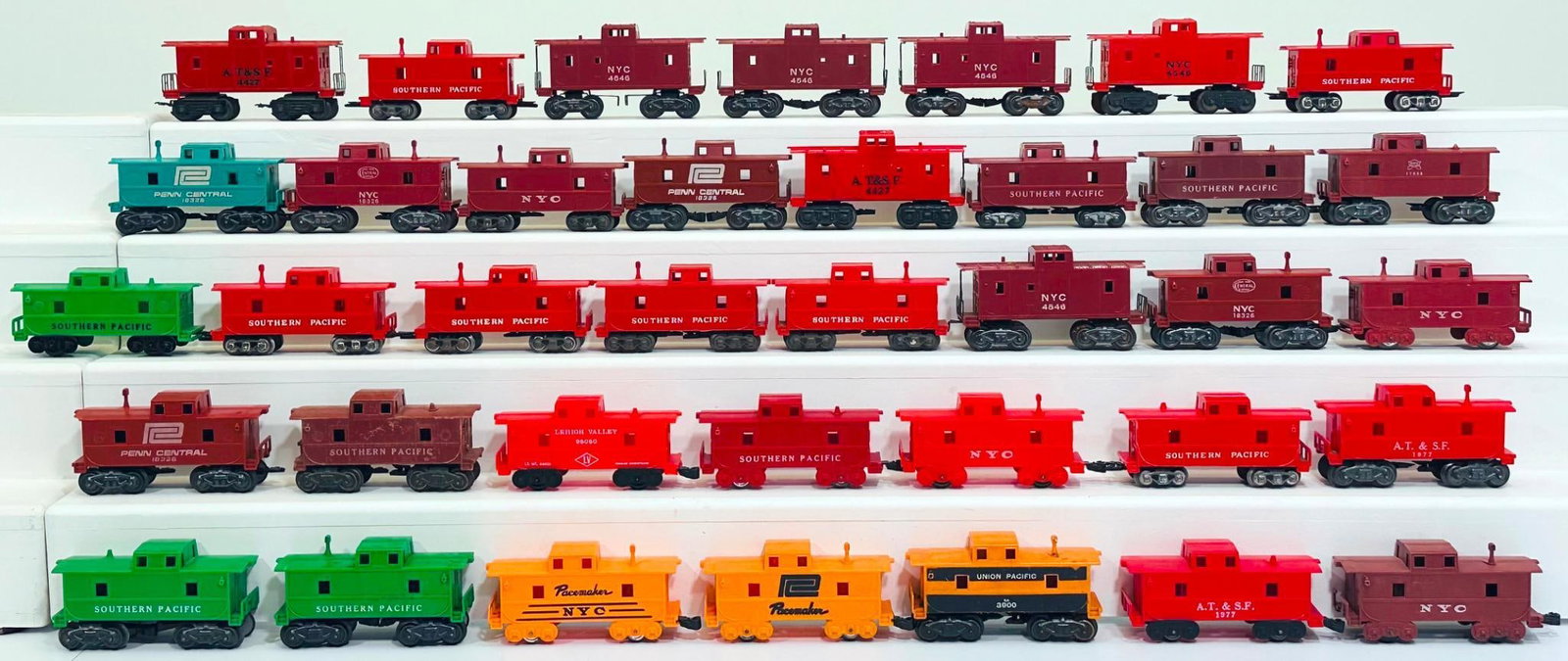 Marx Postwar O Gauge Assorted 8 Wheel and 4 Wheel Plastic Cabooses: Marx Postwar O Gauge Assorted 8 Wheel and 4 Wheel Plastic Cabooses, in C7 to C8. Due to the size and volume of this Lot, it will be costly to ship. This is a General Condition Lot, meaning we have not