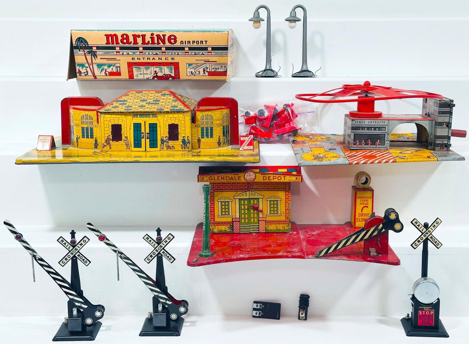 Marx Postwar Toys - Glendale Depot - Marline Airport - Grand Central Station: Marx Postwar Toys - Glendale Depot - Marline Airport - Grand Central Station, in C6 to C7. Due to the size and volume of this Lot, it will be costly to ship. There are no trains in this Lot. This is a