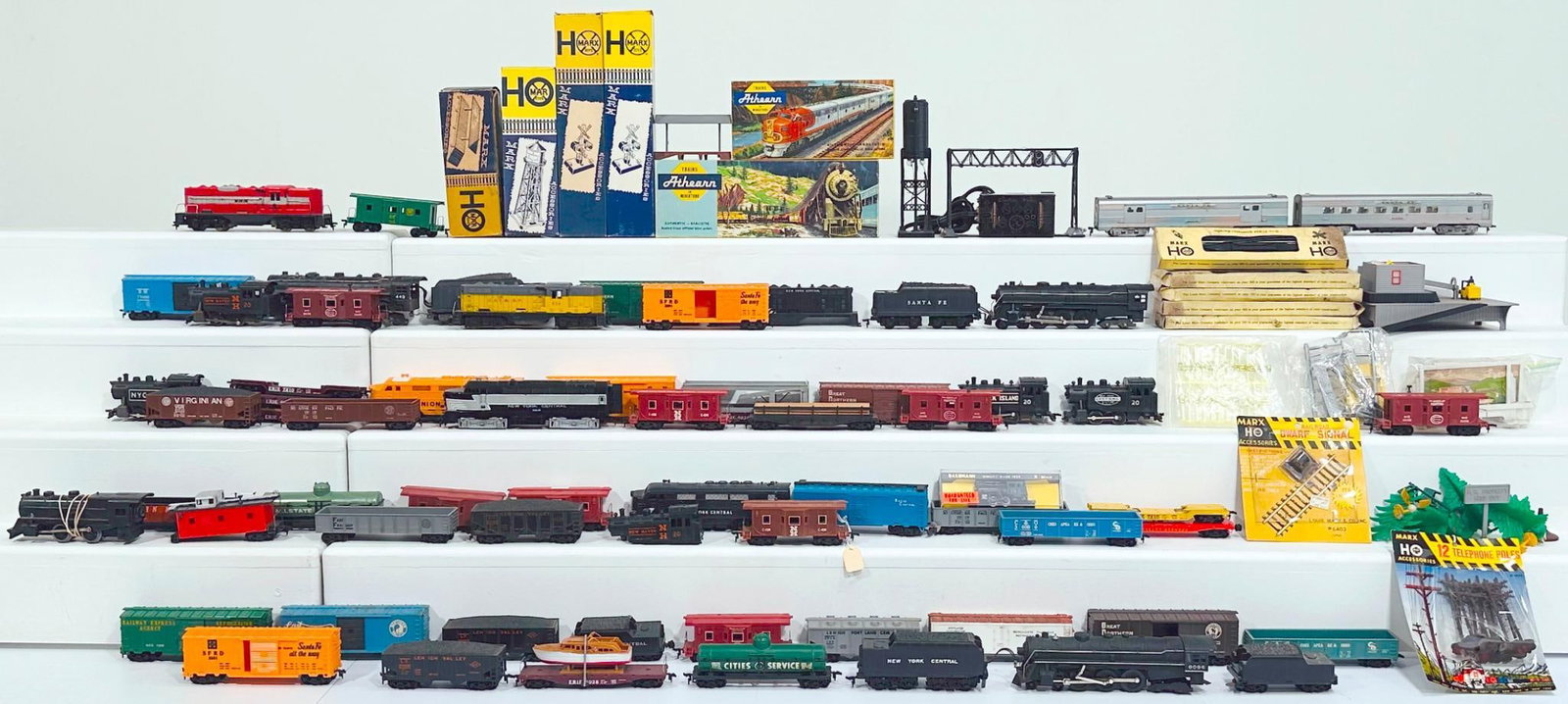 Marx Postwar HO Scale Assorted Accessories, Cars, Track and Engines: Marx Postwar HO Scale Assorted Accessories, Cars, Track and Engines, in C6 to C7. This is a General Condition Lot, meaning we have not graded or examined every item in the Lot so the condition will ty