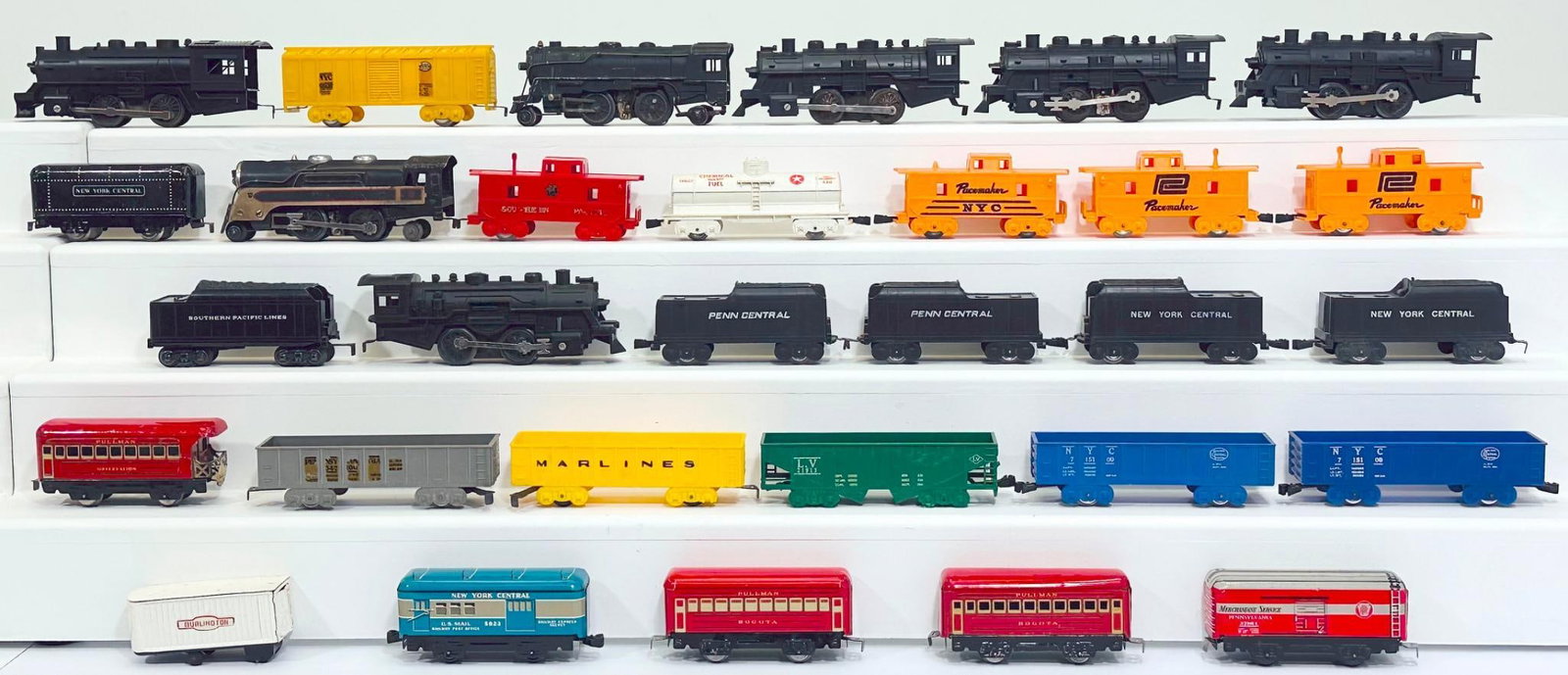 Marx Prewar and Postwar O Gauge Assorted Locos & Passenger Cars Locomotives with engines or Tenders: Marx Prewar and Postwar O Gauge Assorted Locomotives, including 0 - 4 - 2 Locomotive and Tender, 0 - 4 - 0 black and silver Locomotive, 490 plastic Locomotive and 2 - 4 - 2 Locomotive, 490 Locomotive,