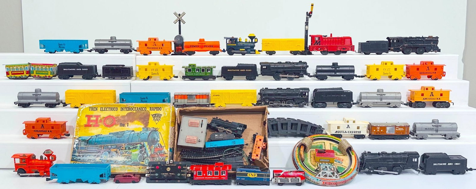 Mexican Marx Postwar O Gauge Assorted Plastic Locomotive/Cars & Track/Mexican Marx Honeymoon Express (1 of 3)