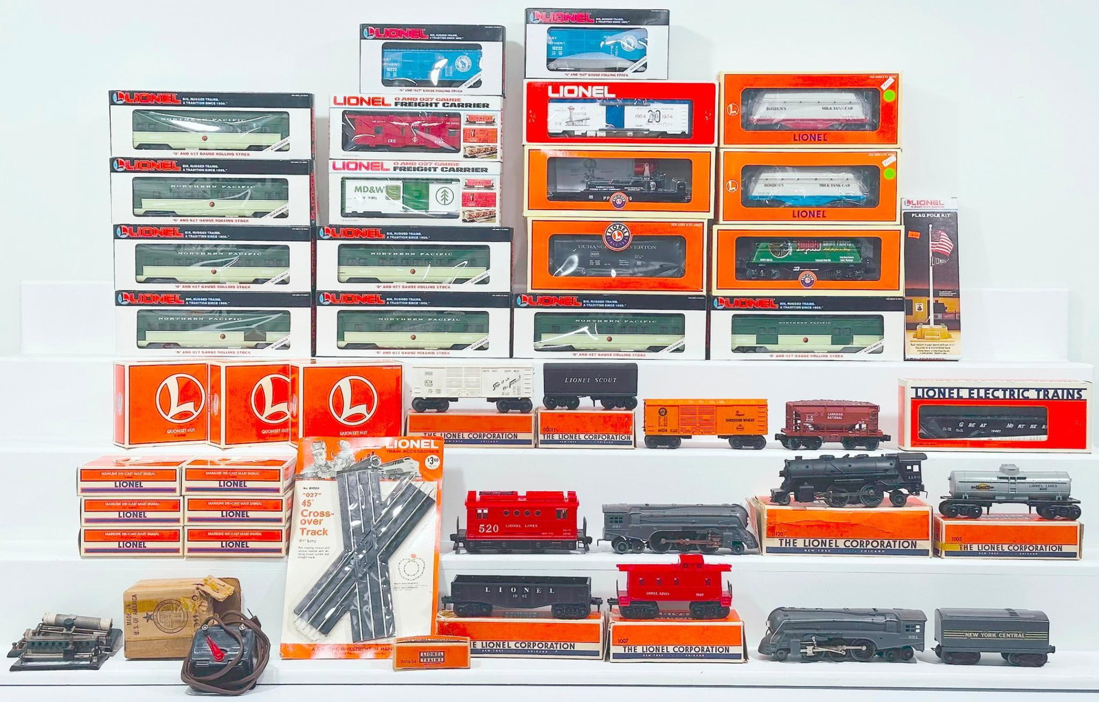 Lionel Modern O Gauge Assorted Freight Cars/Assorted Northern Pacific Passenger Cars/Accessories (1 of 15)