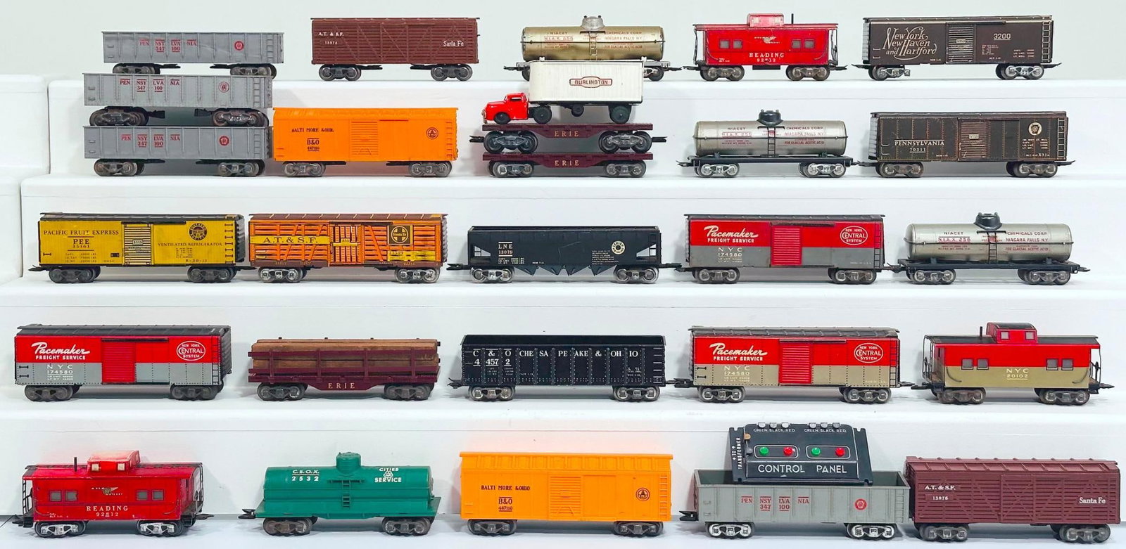 Marx Postwar O Gauge Twenty-seven (27) Assorted 8 Wheel Freight Cars: Marx Postwar O Gauge Twenty-seven (27) Assorted 8 Wheel Freight Cars, each in C7 or better, although a few of the Freight Cars are in C6.