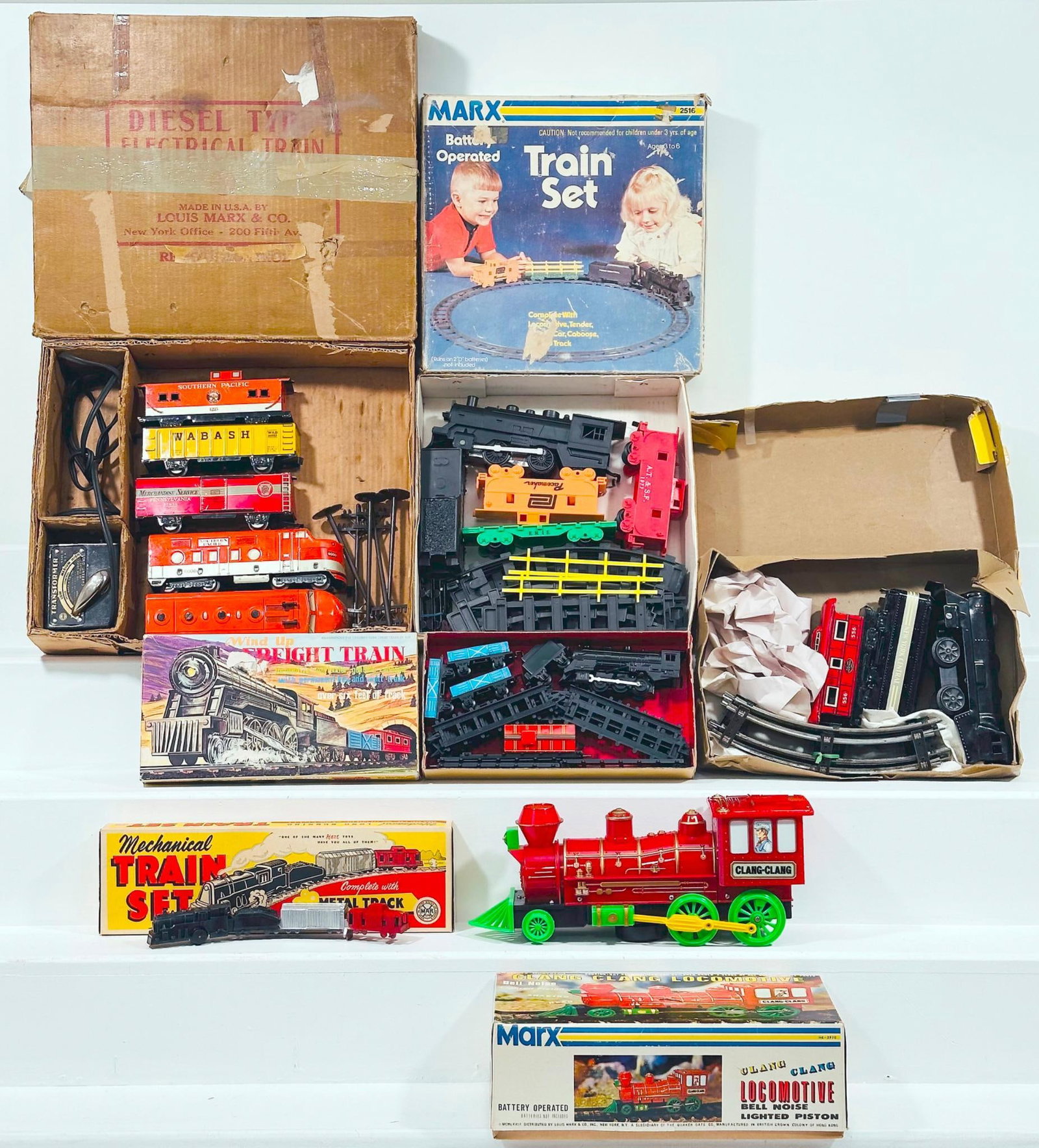 Marx Postwar O Gauge Wind Up Freight Set/Mechanical Train Set/Locomotive/Mechanical Train Set (1 of 15)