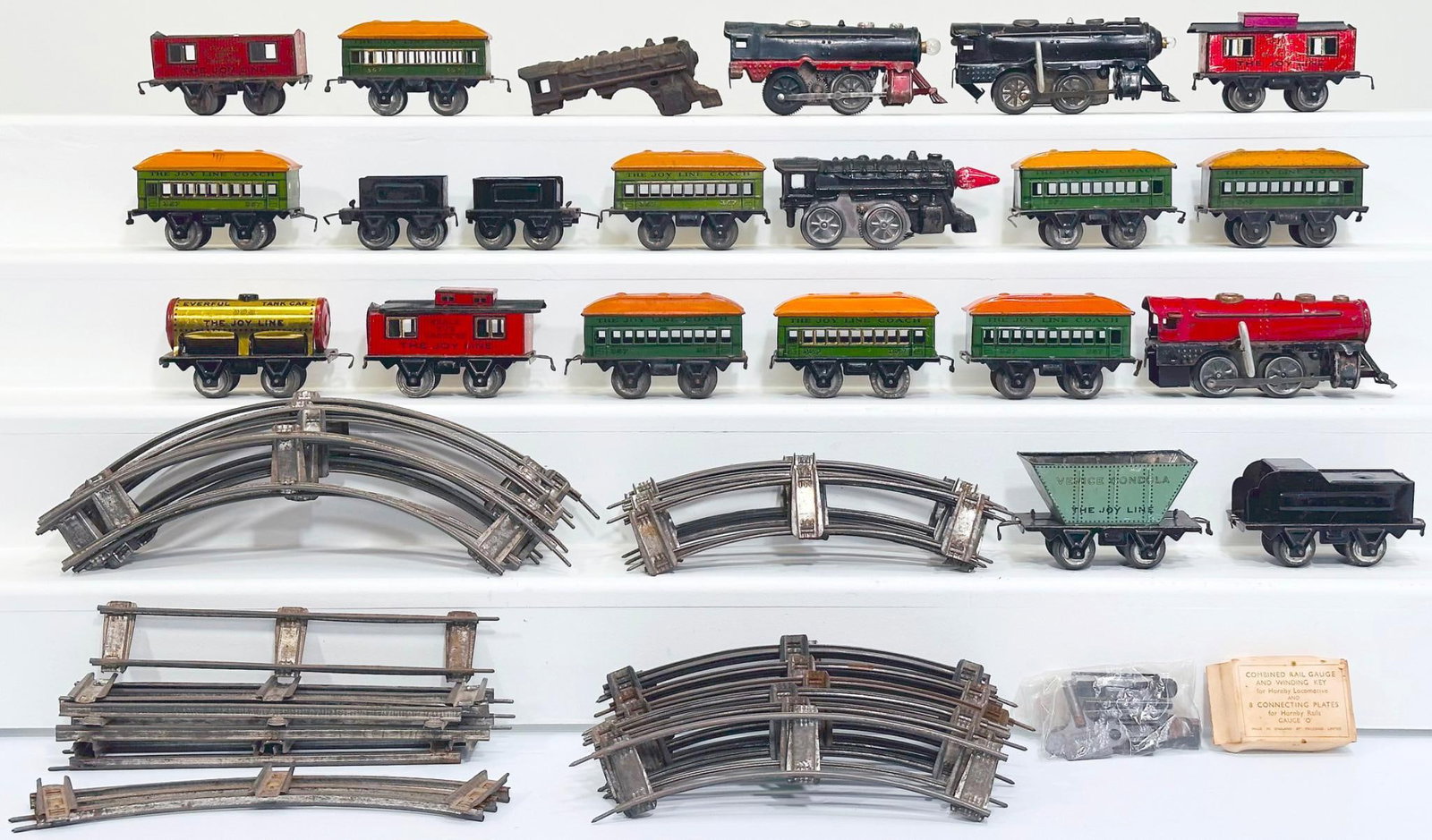 Joy Line Prewar O Gauge Clockwork Locomotive and Tender and Passenger Cars X2 (1 of 8)