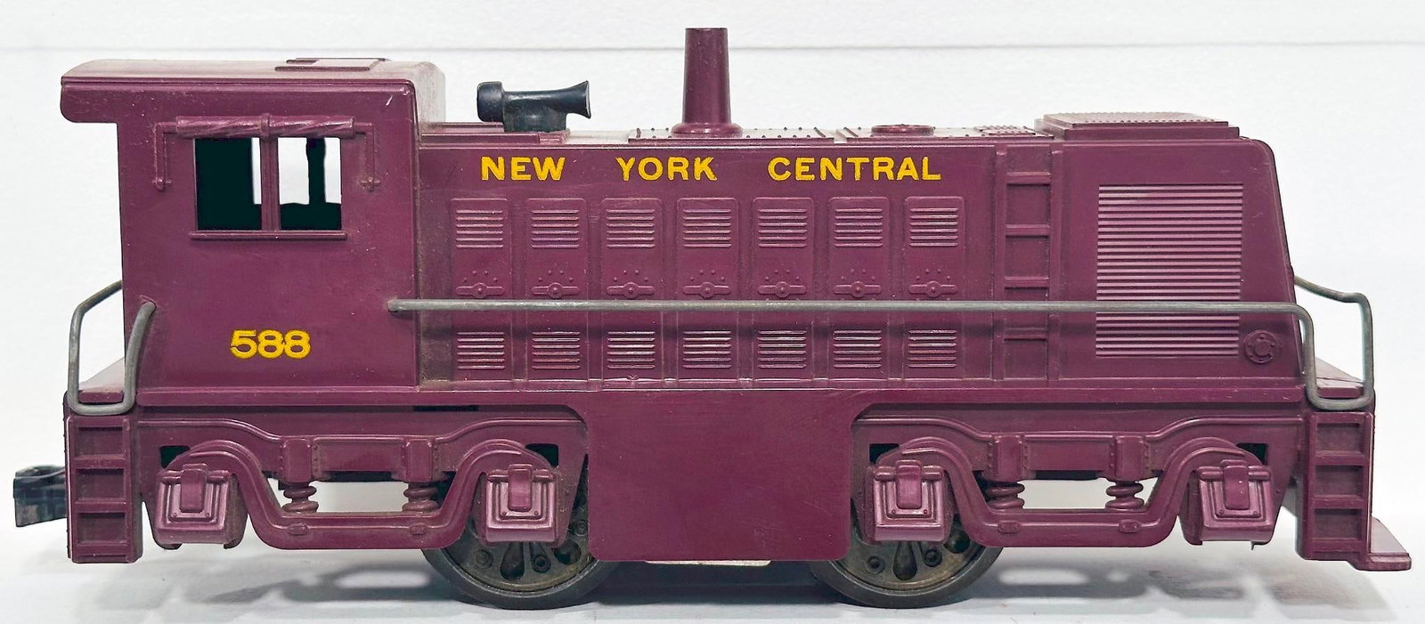 Marx Postwar O Gauge Factory Prototype New York Central maroon Switcher (1 of 7)
