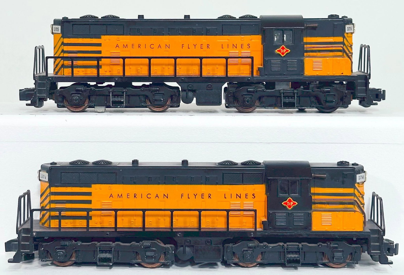 American Flyer Postwar S Gauge T&P 374 and 375 Switchers: American Flyer Postwar S Gauge T&P 374 and 375 Switchers, each in C7 or better. Longest item in this Lot is 12 inches.