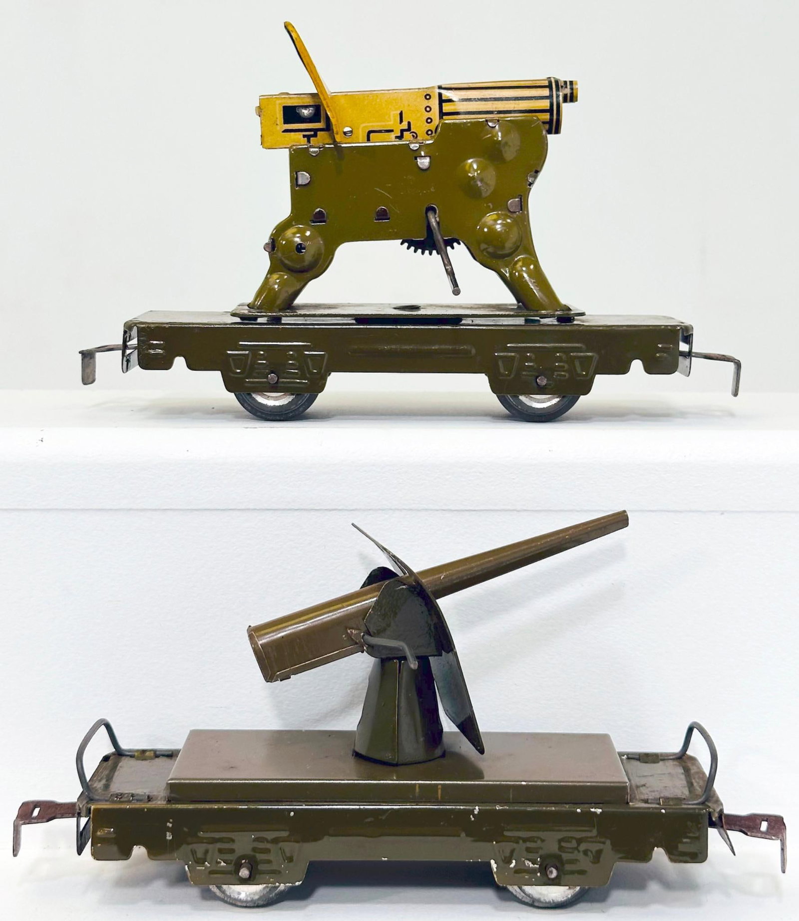 Marx Postwar O Gauge 572 Field Gun on 4 Wheel Flat Car in olive complete and 572MG Machine-gun (1 of 6)