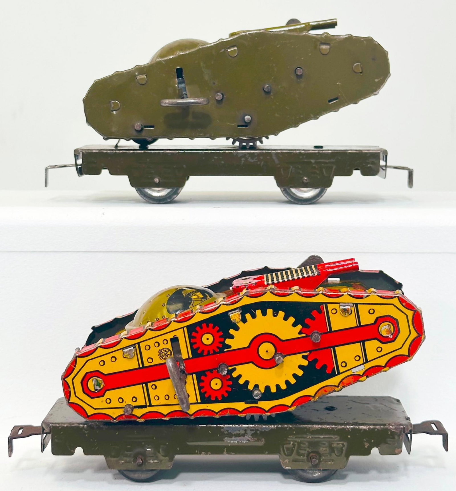 Marx Postwar O Gauge 572SD 4 Wheel Auto Flat Car with a Double Gun Multicolor Litho Clockwork Tank (1 of 6)