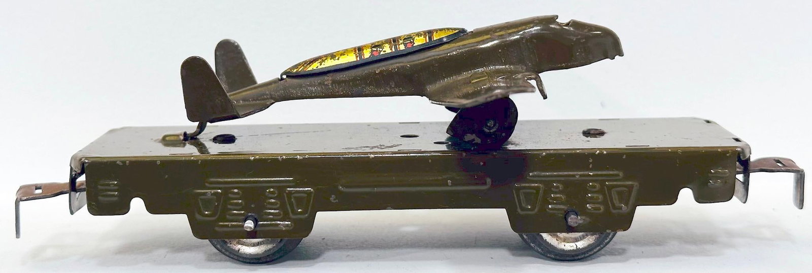 Marx Postwar O Gauge 572A 4 Wheel Flat Car olive with a hard to find olive Aircraft with olive/gold: Marx Postwar O Gauge 572A 4 Wheel Flat Car olive with a hard to find olive Aircraft with olive/gold Litho Canopy, in C6. Longest item in this Lot is 7 inches.