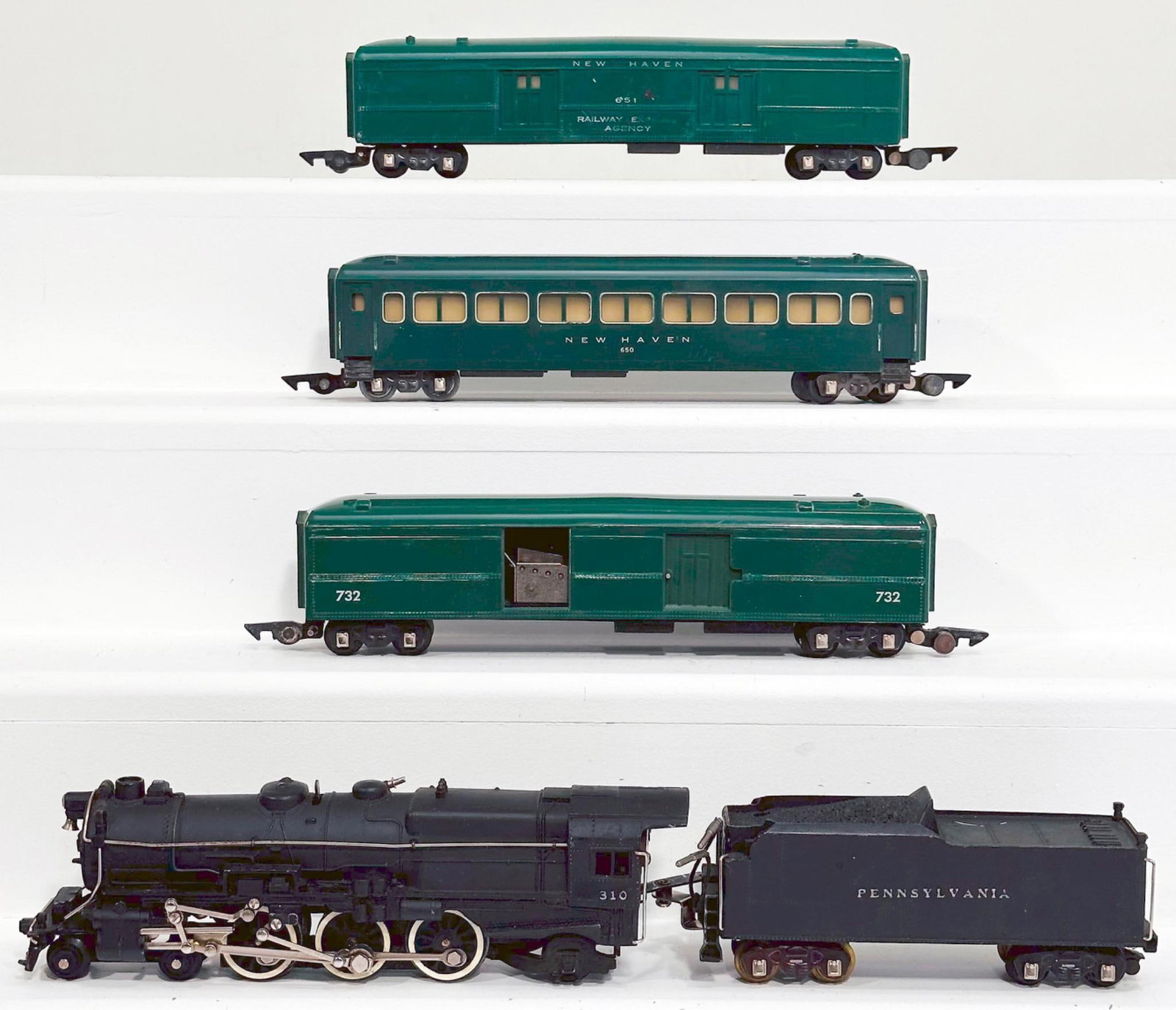 American Flyer Postwar S Gauge 310 Pennsylvania 4-6-2 Loco and Tender/ 651-650-732 green Cars: American Flyer Postwar S Gauge 310 Pennsylvania 4 - 6 - 2 Loco and Tender and 651 - 650 - 732 green Passenger Cars, with the 310 Locomotive in C7 and the Pennsylvania Tender in C6, and each of the Pas