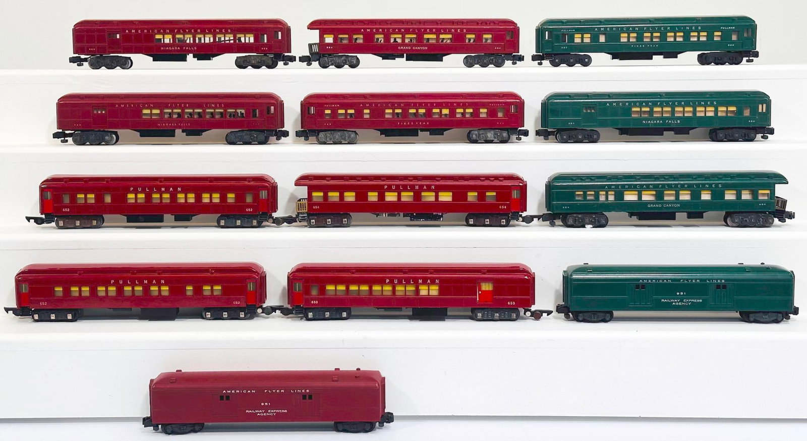 American Flyer Postwar S Gauge Nine (9) Assorted maroon Passenger Cars/ Four (4) Assorted green Cars (1 of 8)