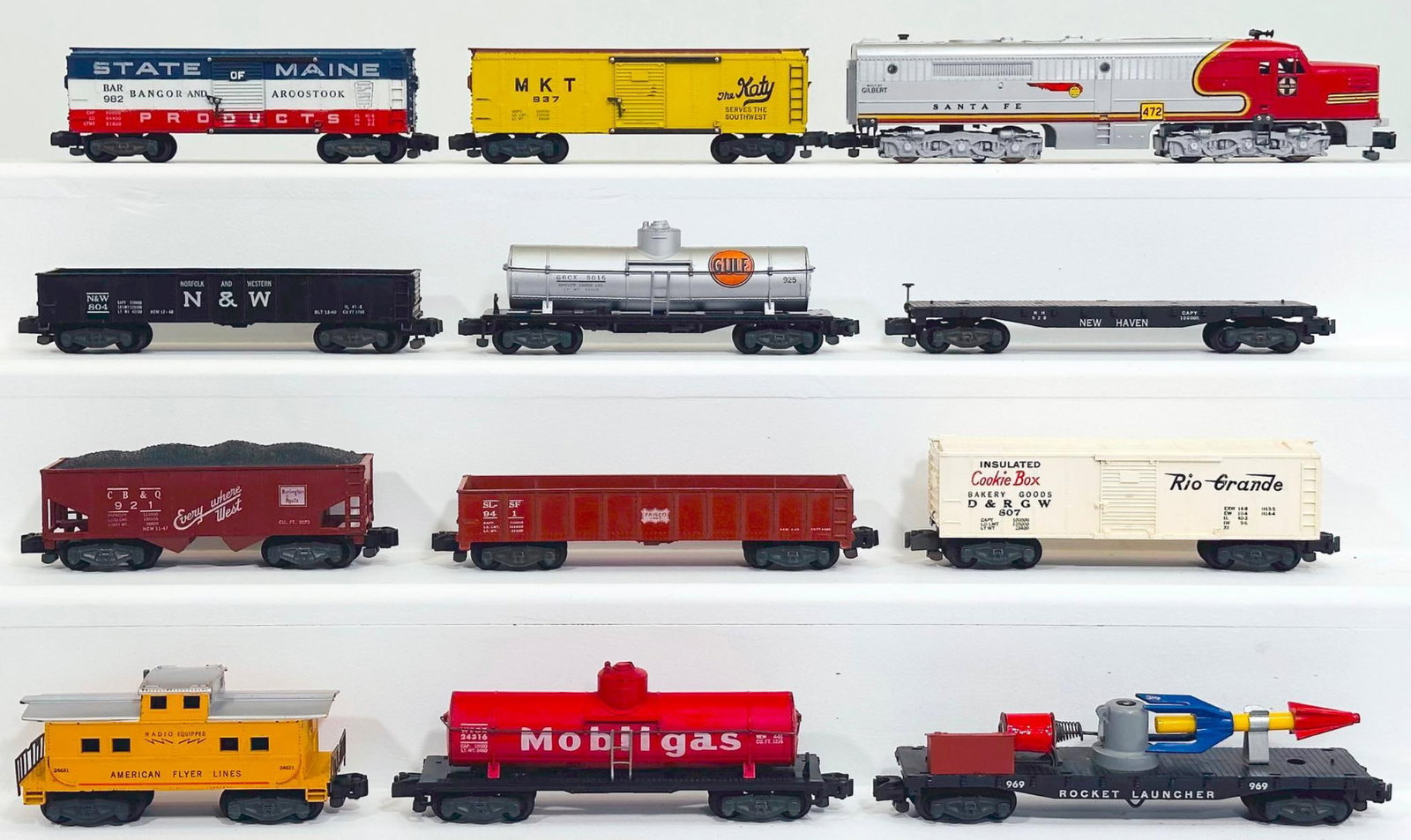 American Flyer Postwar S Gauge 472 Santa Fe Alco A Powered Unit/Eleven (11) Assorted Freight Cars: American Flyer Postwar S Gauge 472 Santa Fe Alco A Powered Unit and Eleven (11) Assorted Freight Cars, with the 472 in C6 because of disturbance on roof, and including 969 in C7, 24316 in C7, 982 in C