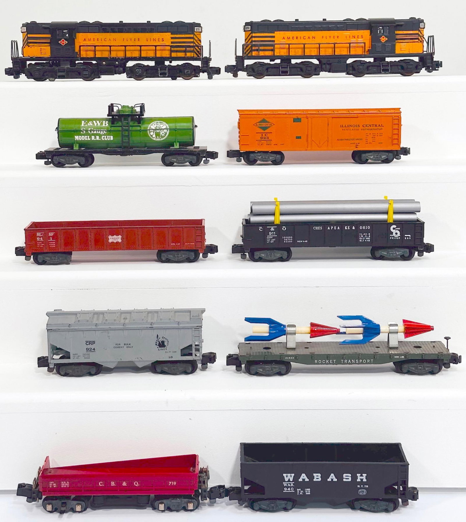 American Flyer Postwar S Gauge 374 and 375 T & P Powered and Nonpowered Switchers/ Eight (8) Cars: American Flyer Postwar S Gauge 374 and 375 T & P Powered and Nonpowered Switchers and Eight (8) Assorted Freight Cars, with the 374 and 375, each in C7, and including 933 in C7, 911 with pipe load in 