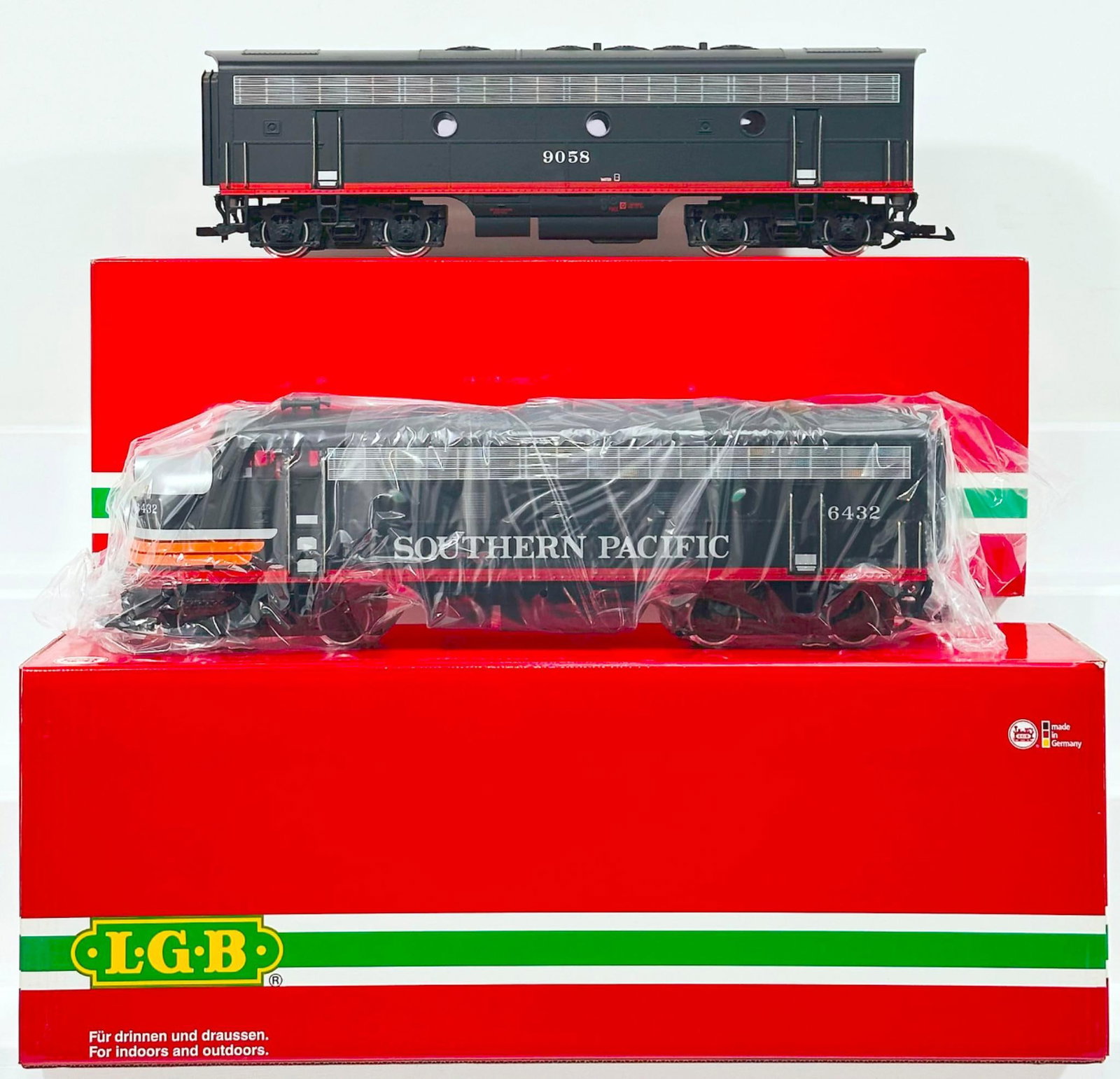 LGB Modern G Scale Southern Pacific A - B Diesel Units #24570 and #24582 Boxed (1 of 8)