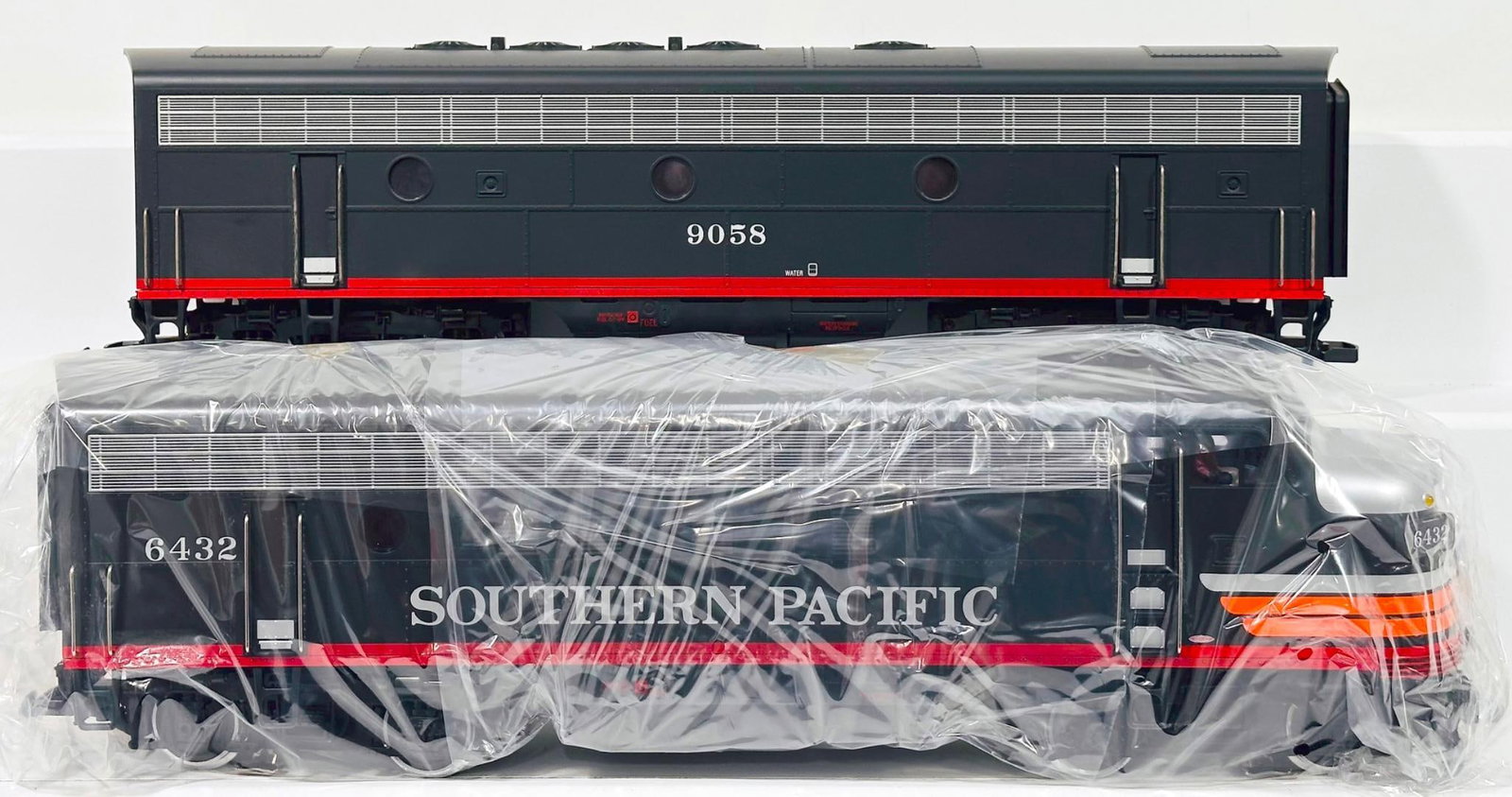 LGB Modern G Scale Southern Pacific A - B Diesel Units #24570 and #24582 Boxed - 3