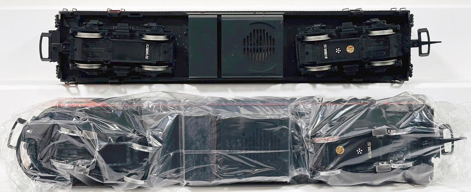 LGB Modern G Scale Southern Pacific A - B Diesel Units #24570 and #24582 Boxed - 4