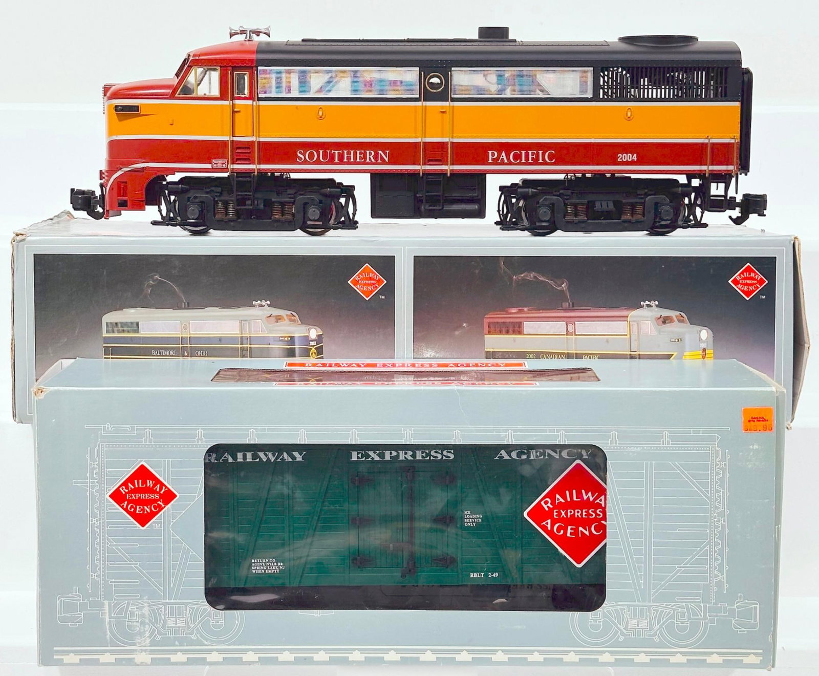 REA Modern G Scale Southern Pacific Daylight Alco FA -1 Diesel Locomotive and REA Truss Reefer Boxed: REA Modern G Scale Southern Pacific Daylight Alco FA - 1 Diesel Locomotive and REA Truss Reefer Boxed, each in C8 or better and each with its original box. Longest item in this Lot is 25 inches.