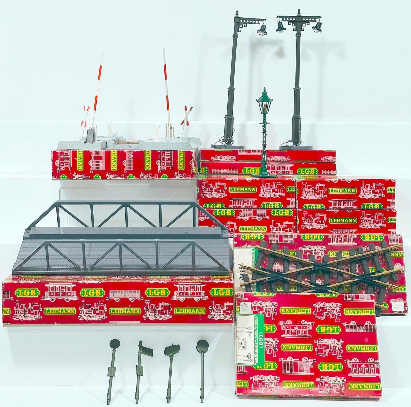 LGB Modern G Scale 5060 Bridge/5033 Awnings/5065 Rail Crossing/5050 Street Light X4/5055 Lamppost (1 of 6)
