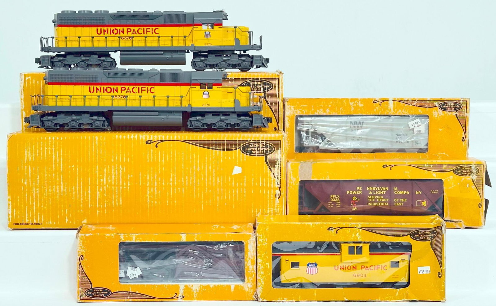 Lionel Modern O Gauge Union Pacific SD-40 Diesel Engine Switcher X2/Four (4) Assorted Freight Cars (1 of 9)