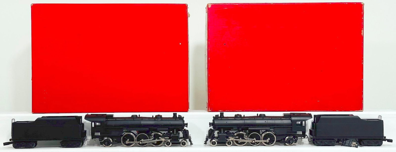 Williams Modern Vintage O Gauge 4 - 6 - 2 Pacific Locomotive and Tender X2 Boxed: Williams Modern Vintage O Gauge 4- 6 - 2 Pacific Locomotive and Tender X2 Boxed, each in C8 or better and each with its original box.