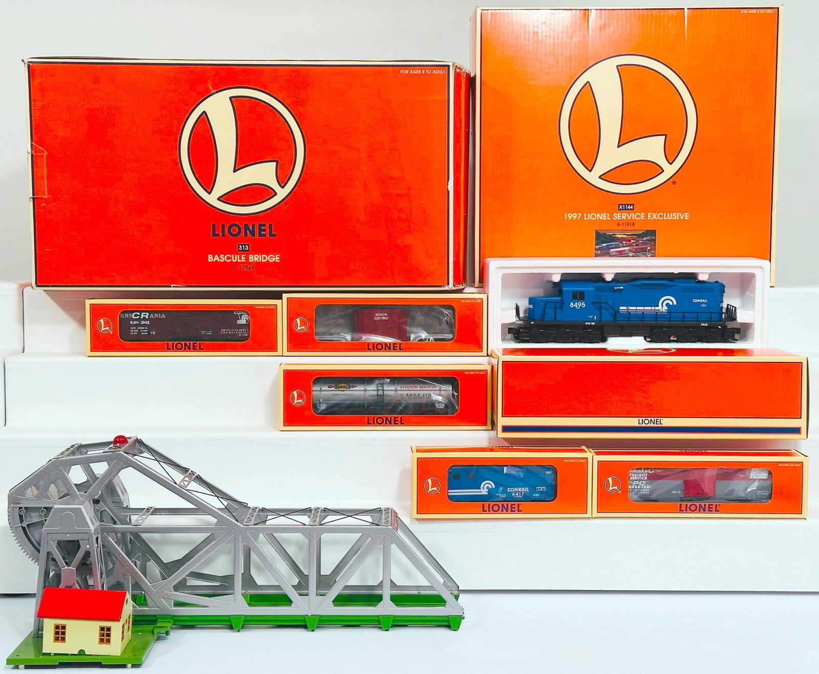 Lionel Modern O Gauge 313 Replica Bascule Bridge/ 1997 Lionel Service Exclusive Freight Train Boxed: Lionel Modern O Gauge 313 Replica Bascule Bridge and 1997 Lionel Service Exclusive Freight Train Boxed, each in C9 and each with its original box.