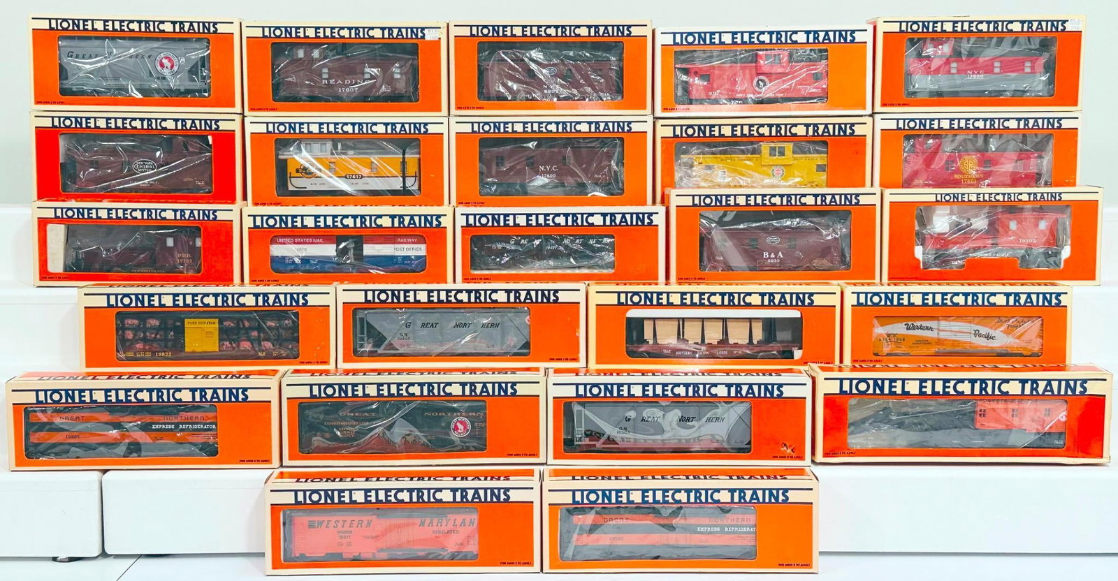 Lionel Modern O Gauge Twenty-Five (25) Assorted Freight Cars Boxed: Lionel Modern O Gauge Twenty-Five (25) Assorted Freight Cars Boxed, each in C9 and each with its original box.