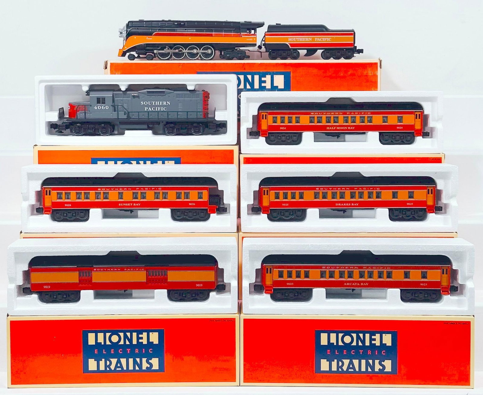 Lionel Modern O Gauge Southern Pacific GP-20 Diesel Switcher/Southern Pacific Daylight Locomotive (1 of 11)