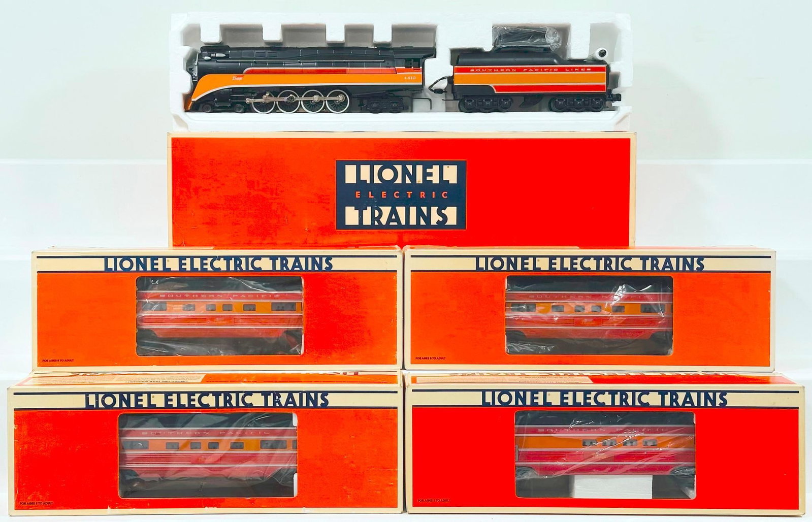 Lionel Modern O Gauge Southern Pacific GP S-2 Daylight 4-8-4 Locomotive and Tender Boxed and 4 Cars: Lionel Modern O Gauge Southern Pacific GP S - 2 Daylight 4 - 8 - 4 Locomotive and Tender Boxed and Four (4) Assorted Southern Pacific Aluminum Passenger Cars Boxed, each in C8 to C9 and each with its 