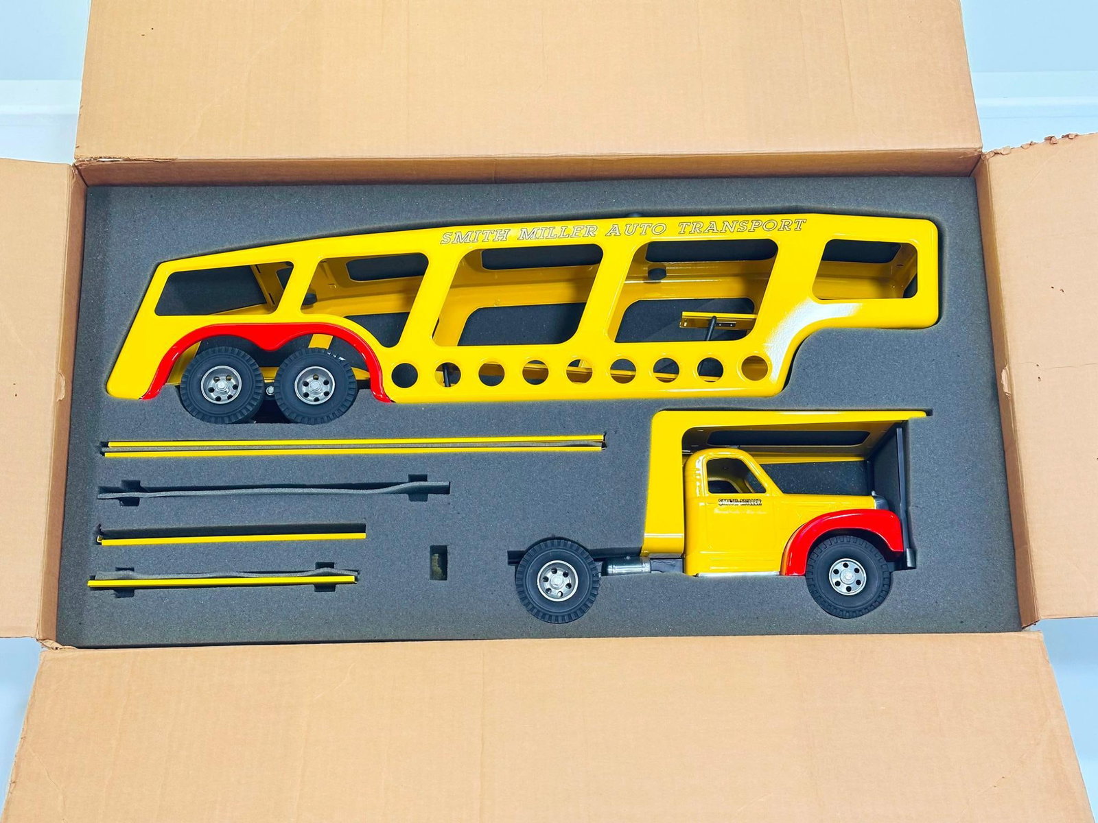 Fred Thompson Modern Auto Transport Yellow Boxed (1 of 8)