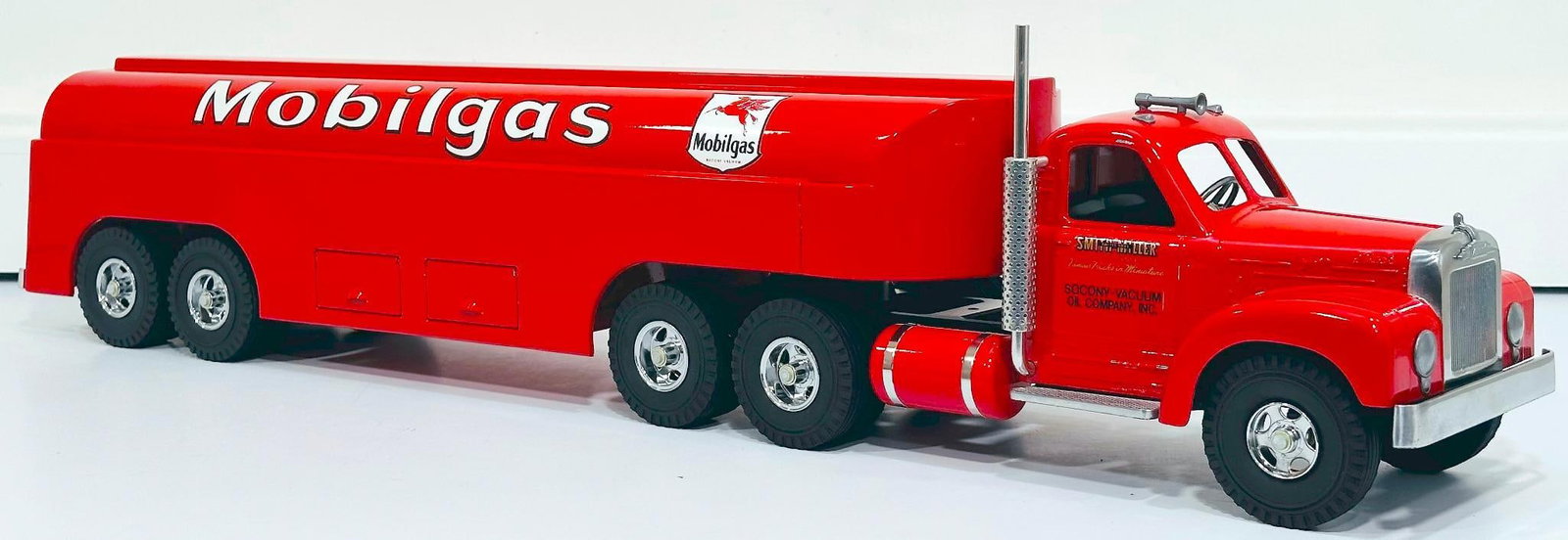 Fred Thompson Modern Mobil gas Truck and Trailer: Fred Thompson Modern Mobil gas Truck and Trailer, in C8 minus and with its original packaging.