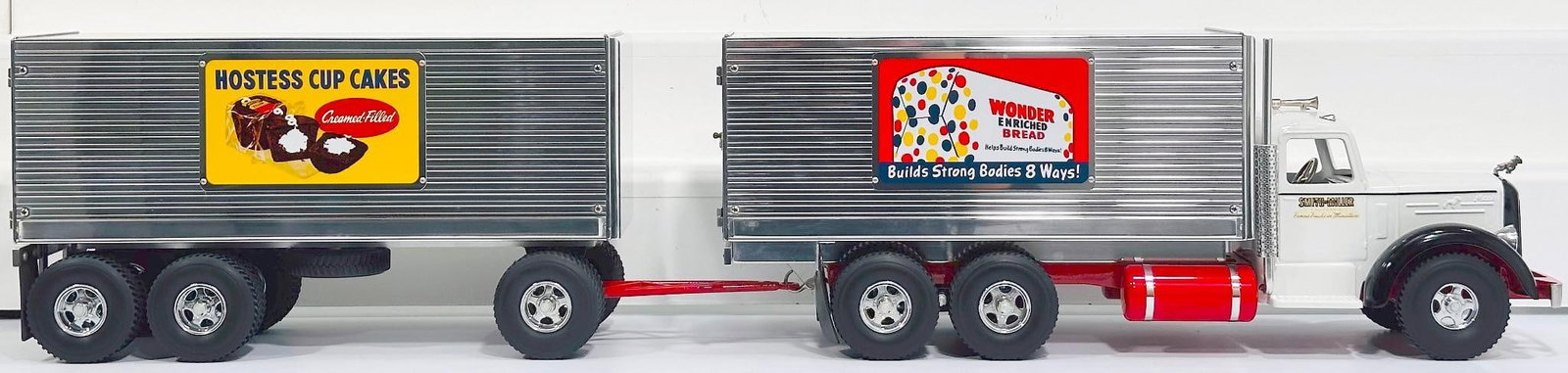 Fred Thompson Modern Wonder Bread Hostess Cupcakes Truck and Trailer: Fred Thompson Modern Wonder Bread Hostess Cupcakes Truck and Trailer, in C8 minus with its original packaging.