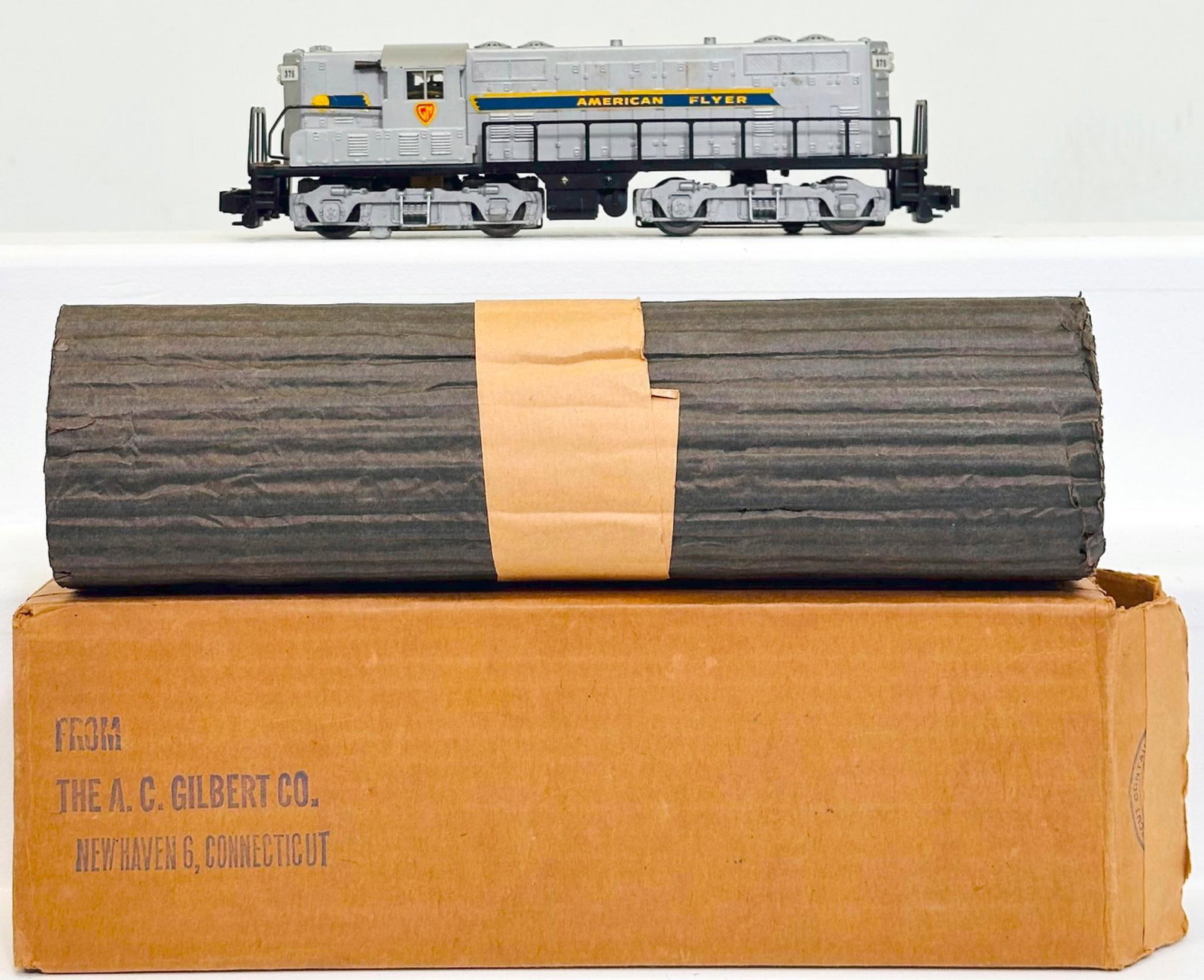 American Flyer Postwar S Gauge 375 GM Diesel Switcher Wrap and Boxed: American Flyer Postwar S Gauge 375 GM Diesel Switcher Wrap and Boxed, in C7 because of flaking decals and decal loss on one side. This Lot includes the original instructions and original wrap and with