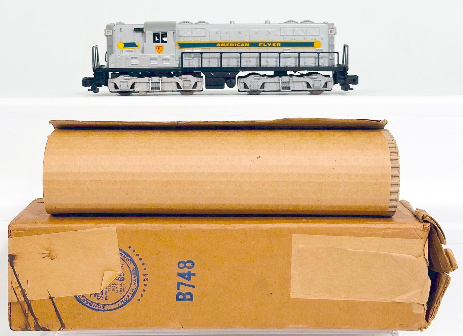American Flyer Postwar S Gauge 371 GM Switcher with Wrap/Boxed: American Flyer Postwar S Gauge 371 GM Switcher with Wrap/Boxed, in C7 plus. Comes with a reproduction wrap and its original box.