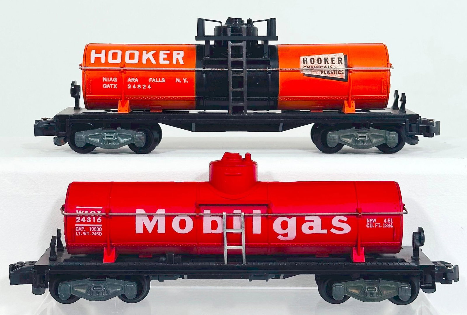 American Flyer Postwar S Gauge 24324 Hooker Tank Car and 24316 Mobil Gas Tank Car (1 of 6)