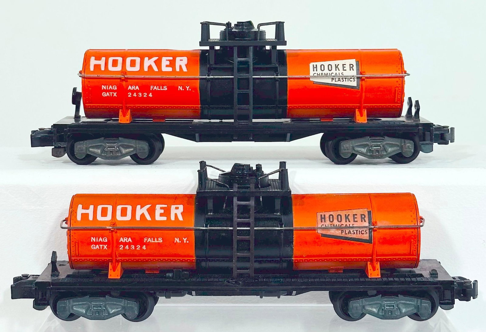 American Flyer Postwar S Gauge 24324 Hooker Tank Car and 24324 Hooker Tank Car (1 of 6)