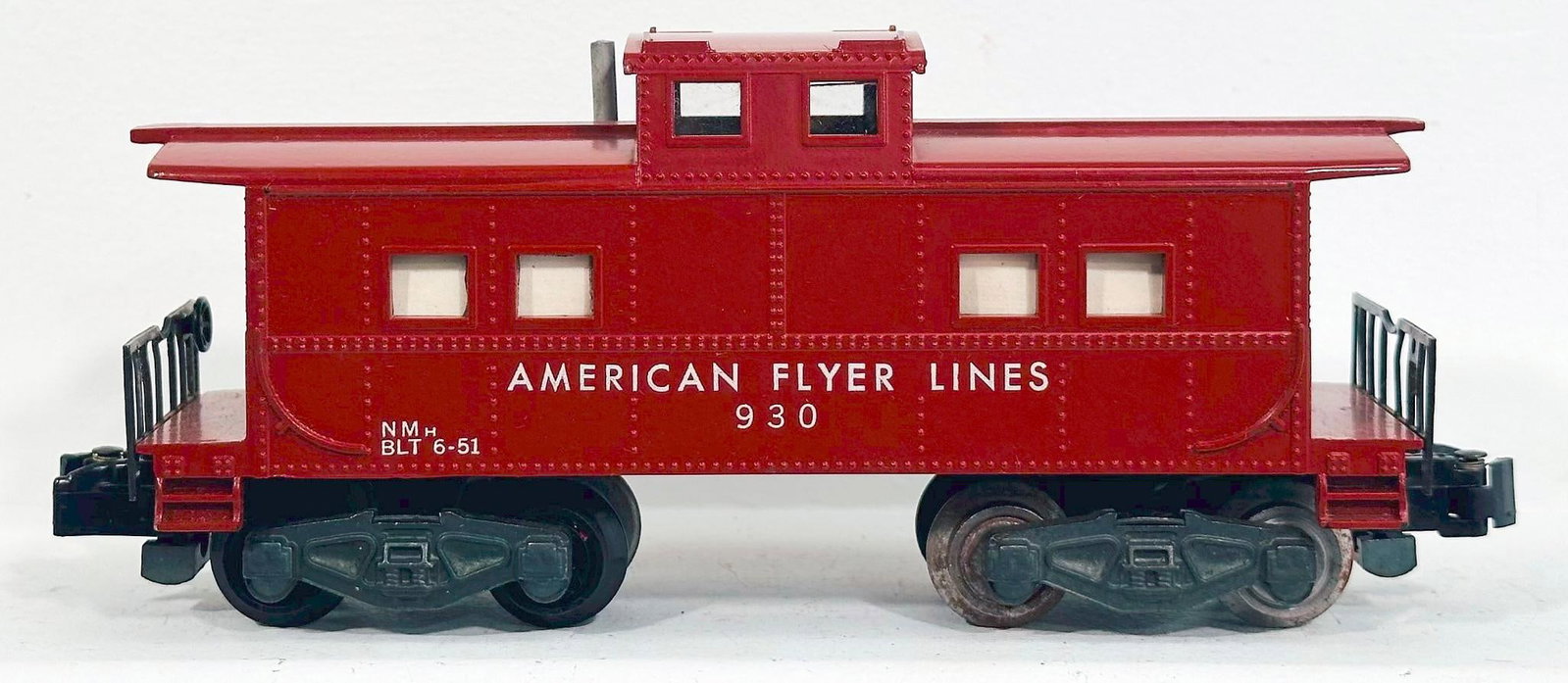 American Flyer Postwar S Gauge 930 Tuscan Caboose with riveted light in center of the frame Scarce: American Flyer Postwar S Gauge 930 Tuscan Caboose with riveted light in center of the frame Scarce, in C7 plus.