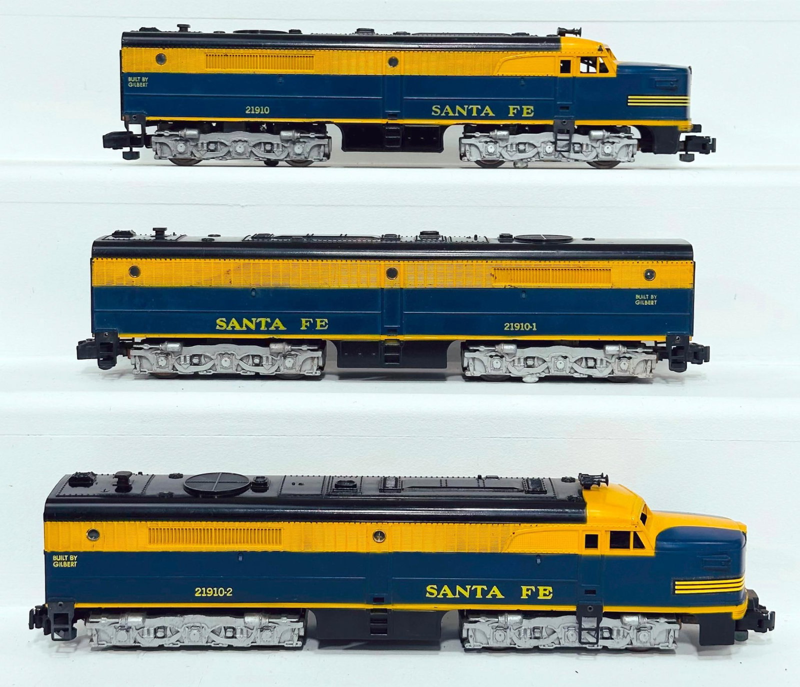 American Flyer Postwar S Gauge Santa Fe blue/yellow 21910-21910-1 -21910-2 A-B-A Alco Diesel Units: American Flyer Postwar S Gauge Santa Fe blue and yellow 21910 - 21910 - 1 - 21910 - 2 A - B - A Alco Diesel Units, each in C7.
