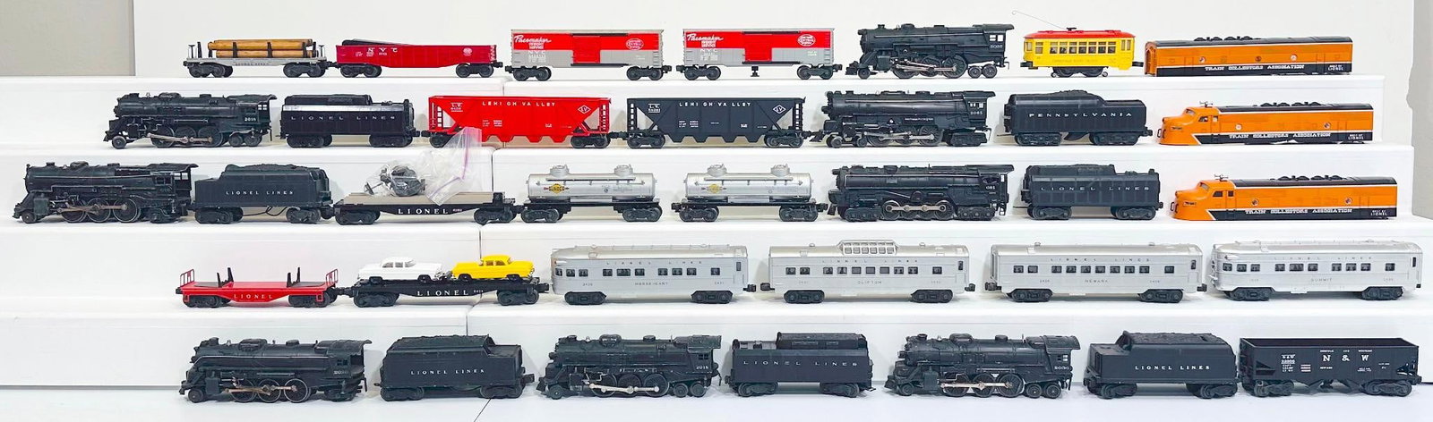 Lionel Postwar O Gauge Assorted Locomotives and Tenders and Freight Cars: Lionel Postwar O Gauge Assorted Locomotives and Tenders and Freight Cars, in C6 to C7. This is a General Condition Lot, meaning we have not graded or examined every item in the Lot so the condition wi