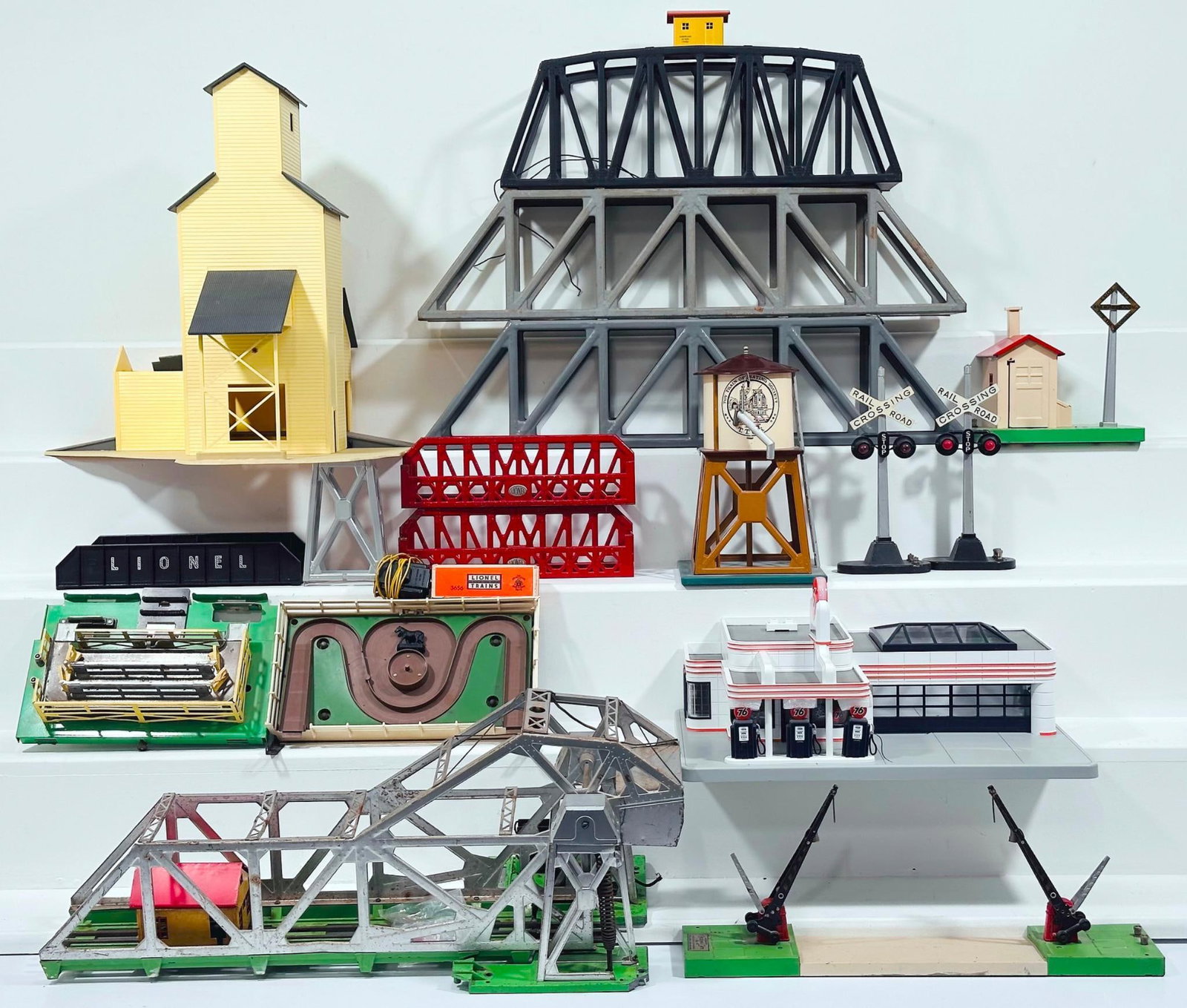 Lionel and Assorted Manufacturers Postwar and Modern O Gauge 313 Bascule Bridge/Gateman/Water Tower (1 of 8)