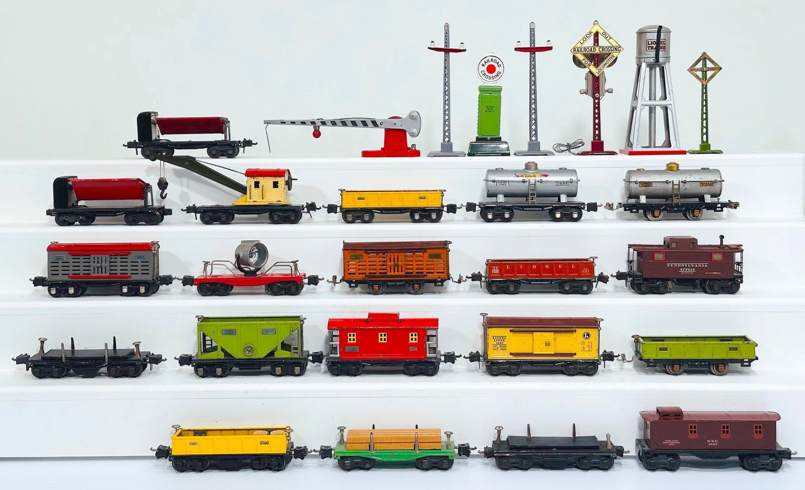 Lionel Prewar O Gauge Twenty (20) Assorted Freight Cars and Trackside Accessories (1 of 3)