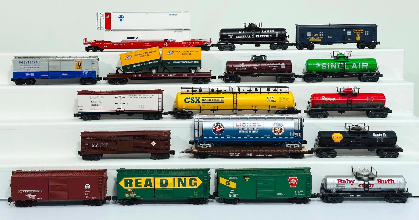 Lionel and MTH Modern O Gauge Eighteen (18) Assorted Freight Cars: Lionel and MTH Modern O Gauge Eighteen (18) Assorted Freight Cars, in C7 or better. This is a General Condition Lot, meaning we have not graded or examined every item in the Lot so the condition will 